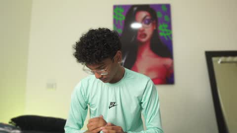 Snapshot of harrytwink18 chatting on December 2024 01:33:01 PM HARRY online show from December 2024 01:33:01 PM