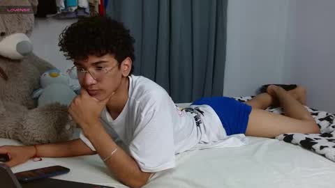 Snapshot of harrytwink18 chatting on April 2026 09:27:01 PM HARRY online show from April 2026 09:27:01 PM