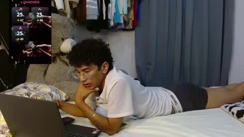 Snapshot of harrytwink18 chatting on April 2026 02:33:01 AM HARRY online show from April 2026 02:33:01 AM