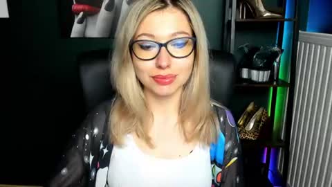 Snapshot of heidi_pleasure chatting on June 2026 04:24:02 AM Heidi online show from June 2026 04:24:02 AM
