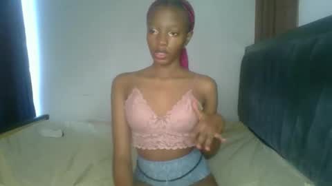 Snapshot of heilybunny chatting on April 2026 11:43:01 AM heilybunny online show from April 2026 11:43:01 AM