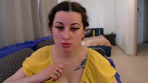 Snapshot of helen_adams_ chatting on May 2026 06:32:01 AM helen_adams_ online show from May 2026 06:32:01 AM