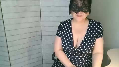 Snapshot of helen_xi chatting on May 2026 03:37:02 AM Helen online show from May 2026 03:37:02 AM