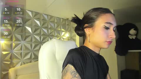 Snapshot of hellen_tease chatting on April 2026 09:52:01 PM Hellen online show from April 2026 09:52:01 PM