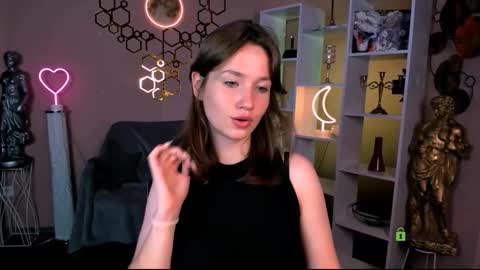 Helli online show from October 2025 07:16:02 PM