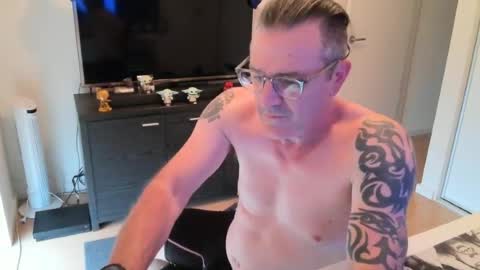 hempie1973 online show from June 2026 06:52:01 AM