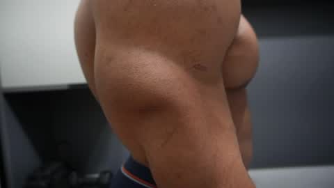 Snapshot of henrimusclee chatting on April 2026 12:52:01 AM Henri online show from April 2026 12:52:01 AM
