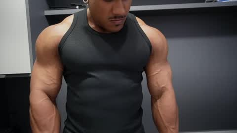 Snapshot of henrimusclee chatting on May 2026 08:15:01 PM Henri online show from May 2026 08:15:01 PM