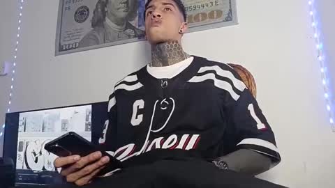 Snapshot of henzzeld420 chatting on March 2026 05:24:01 AM Henzeld online show from March 2026 05:24:01 AM