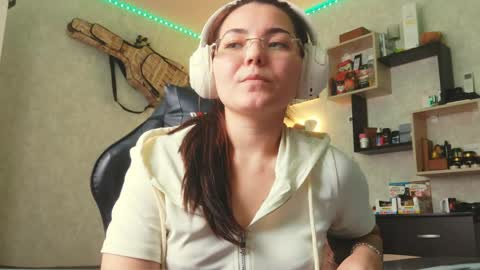 Snapshot of hettiehockenbrock chatting on May 2026 09:48:01 AM Bella online show from May 2026 09:48:01 AM