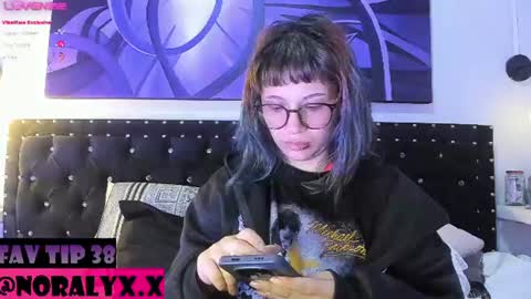 Snapshot of hey_noraly chatting on July 2026 04:04:01 AM Noraly online show from July 2026 04:04:01 AM