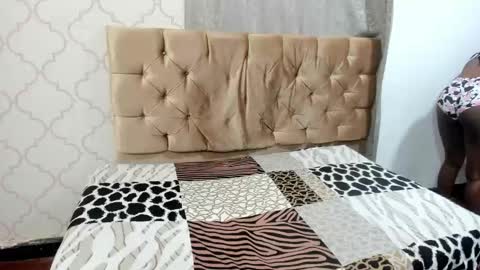 hilaryy_19_ online show from October 2025 12:00:02 PM