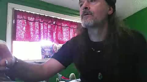 hippiedad333 online show from April 2026 09:50:02 PM