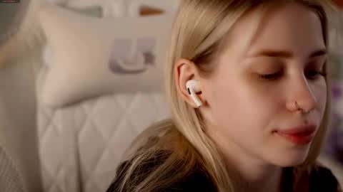 Holly online show from March 2026 07:28:02 PM