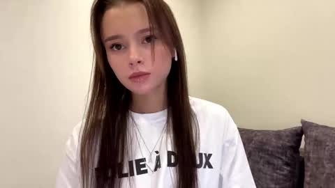 Snapshot of hoaarisa chatting on November 2025 10:15:01 AM Sofia online show from November 2025 10:15:01 AM