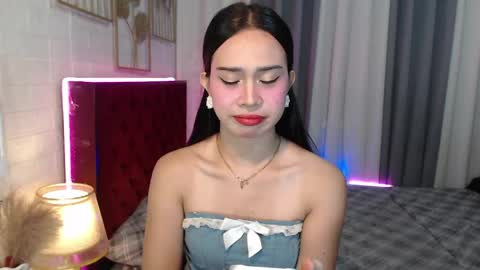 Snapshot of hoelymolly chatting on April 2026 02:27:02 AM hoelymolly online show from April 2026 02:27:02 AM