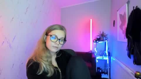 Holly online show from November 2025 07:13:02 PM