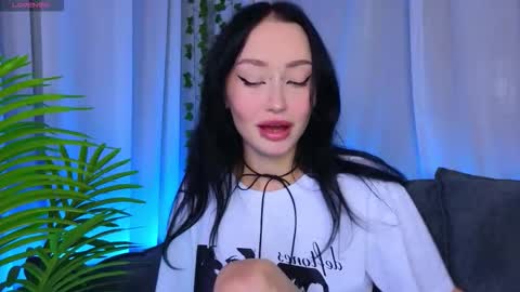 holly_berryy_ online show from October 2025 02:00:01 AM