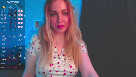 Snapshot of holly_molly8 chatting on January 2025 06:23:01 PM holly_molly8 online show from January 2025 06:23:01 PM