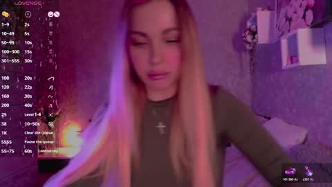 Snapshot of holly_molly8 chatting on March 2025 11:24:02 PM holly_molly8 online show from March 2025 11:24:02 PM