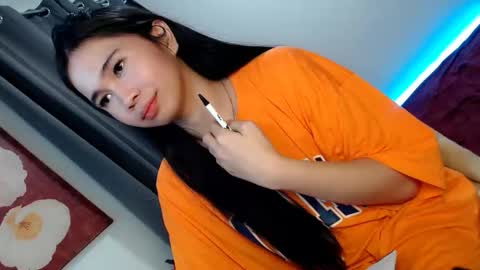 Snapshot of holly_sasa chatting on April 2026 08:37:02 PM Sasa online show from April 2026 08:37:02 PM