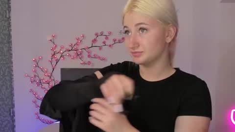 HollyTaillor online show from April 2026 12:31:01 PM