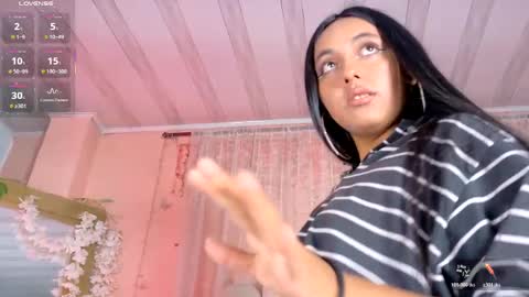 Snapshot of hollyyqueen_ chatting on May 2026 08:17:01 PM Hollyy online show from May 2026 08:17:01 PM