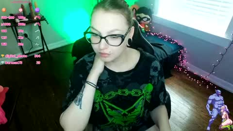 Snapshot of holyweed420 chatting on April 2026 05:36:01 PM Viktoria online show from April 2026 05:36:01 PM