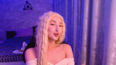 honey_sunset online show from November 2025 09:18:01 PM