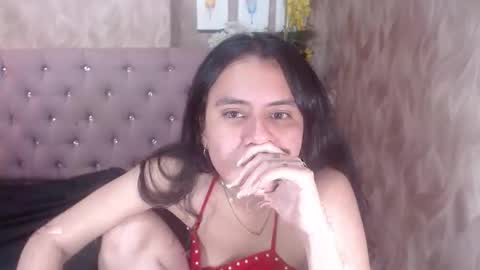 Snapshot of honeybuu_ chatting on April 2026 04:11:02 PM Emily online show from April 2026 04:11:02 PM