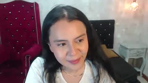 Snapshot of honeybuu_ chatting on April 2026 03:02:01 PM Emily online show from April 2026 03:02:01 PM