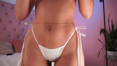 Snapshot of honeyymoonn_ chatting on December 2025 07:44:01 PM Honey Moon Help me to reach 100 thumbs up online show from December 2025 07:44:01 PM