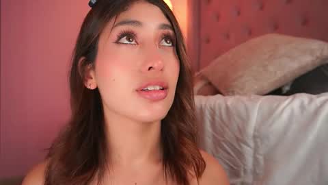 Snapshot of honeyymoonn_ chatting on February 2026 07:43:01 PM Honey Moon Help me to reach 100 thumbs up online show from February 2026 07:43:01 PM