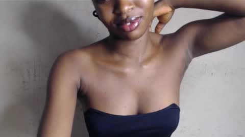 Snapshot of hornyslut_xx chatting on May 2026 04:34:01 PM Bella online show from May 2026 04:34:01 PM