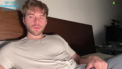 Snapshot of hot8pack01 chatting on November 2025 09:28:01 PM Edward aka Wolf online show from November 2025 09:28:01 PM