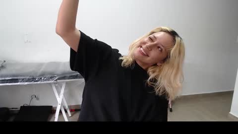 Mia online show from March 2025 03:53:01 PM