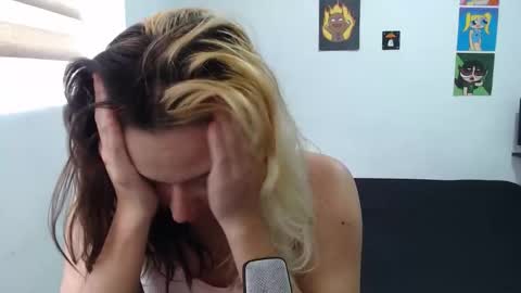 Mia online show from October 2025 01:01:01 PM