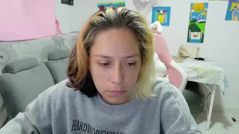 Snapshot of hot_mommymia chatting on May 2026 06:13:01 PM Mia online show from May 2026 06:13:01 PM