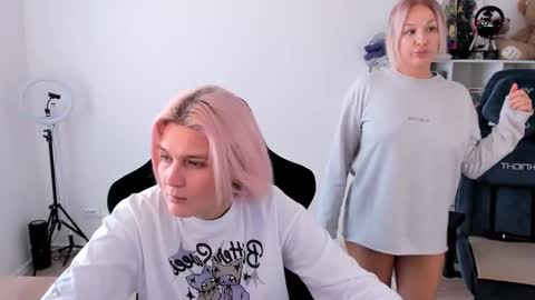 Nessie and Jessie online show from October 2025 10:16:02 AM