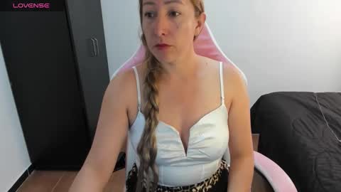Snapshot of hottychrystal chatting on May 2026 02:35:02 PM hottychrystal online show from May 2026 02:35:02 PM