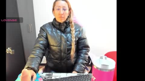 hottychrystal online show from June 2026 01:37:02 PM