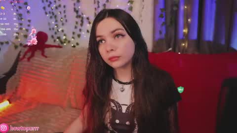 Snapshot of howtomeow chatting on May 2026 06:47:01 PM Mia online show from May 2026 06:47:01 PM