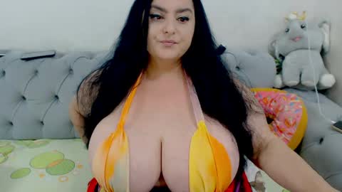 Snapshot of hugeboobsella chatting on May 2026 09:11:02 PM Erica online show from May 2026 09:11:02 PM