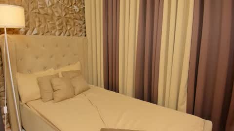 hunkhomerontop online show from October 2025 06:01:02 AM