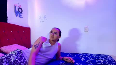 Snapshot of husbands_horny chatting on April 2026 01:05:02 PM husbands_horny online show from April 2026 01:05:02 PM