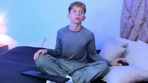 Son Hyunjin online show from December 2025 03:41:02 PM