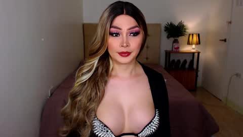 QUEEN SUSSIE BROWN online show from December 2025 02:39:01 AM