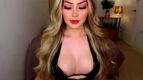 QUEEN SUSSIE BROWN online show from February 2026 05:07:02 AM