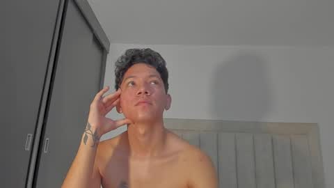 Snapshot of iamjulian_ chatting on May 2026 11:39:01 AM Juliiiiian online show from May 2026 11:39:01 AM