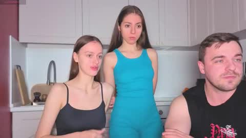 Julia and Mira online show from November 2025 09:00:02 AM